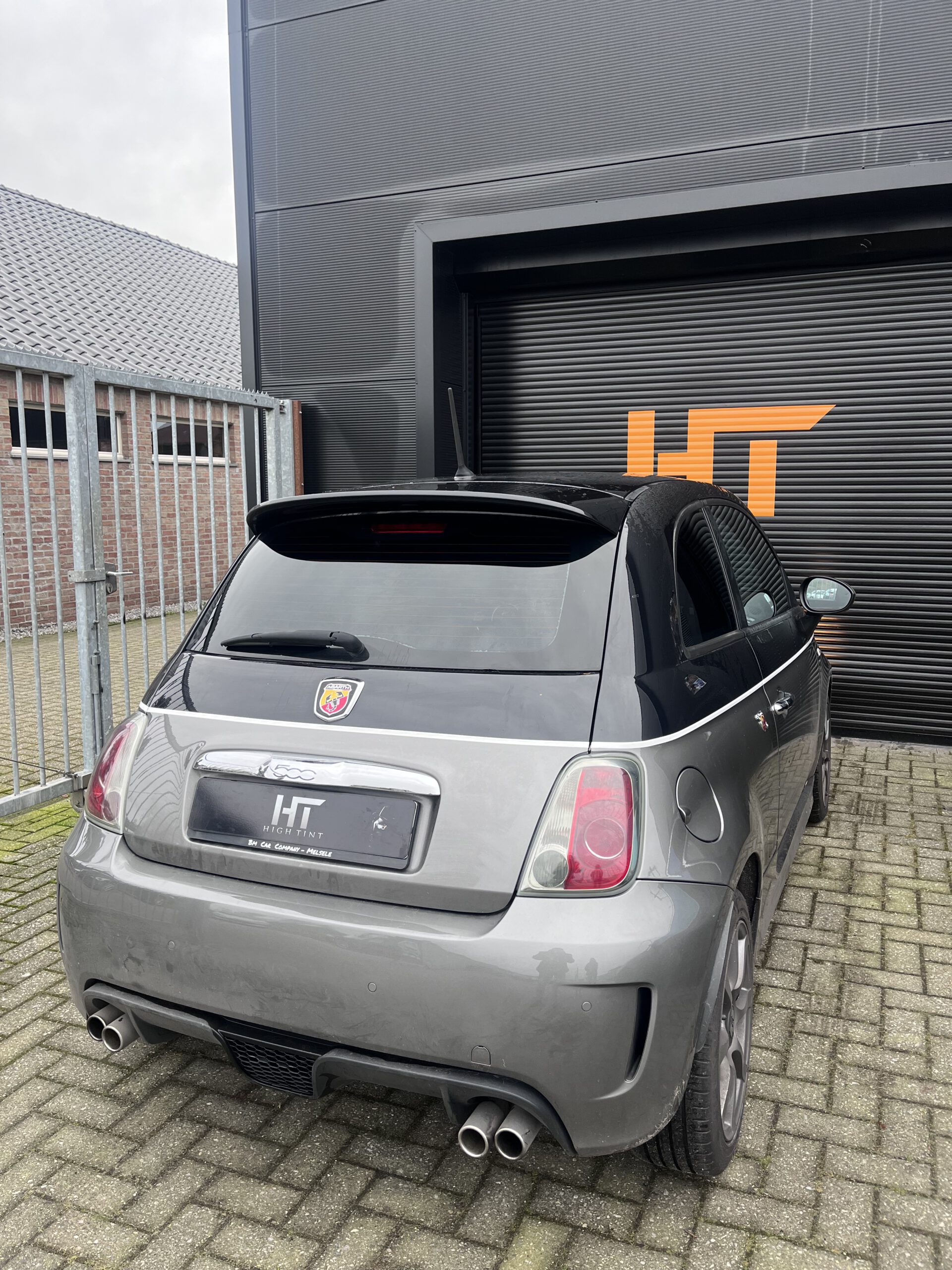 Fiat ABARTH waarvan de ramen geblindeerd zijn, de auto staat in Antwerpen Centrum