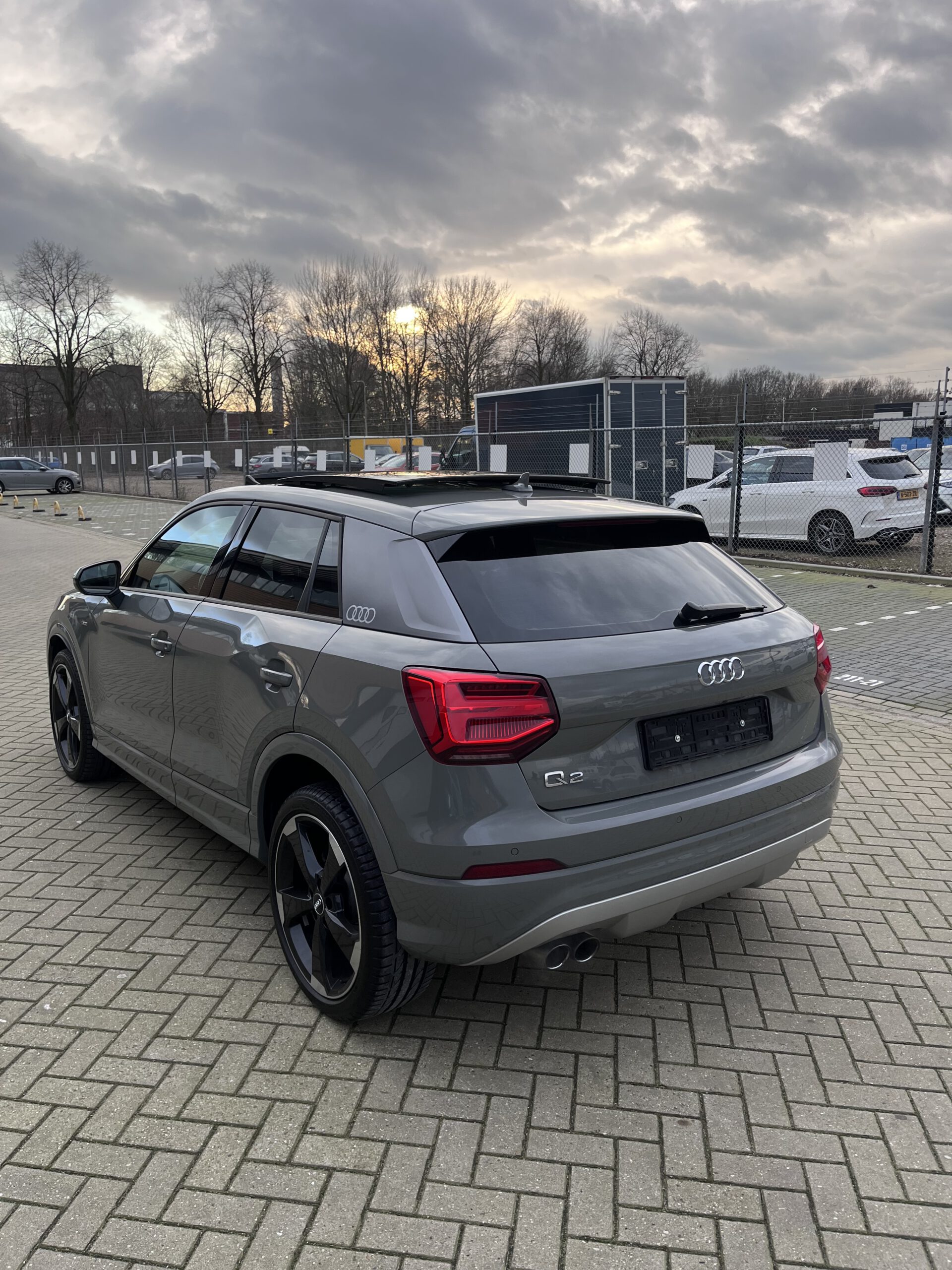 Audi Q2 2019 waarvan de ramen geblindeerd zijn, de auto staat geparkeerd in Den Haag