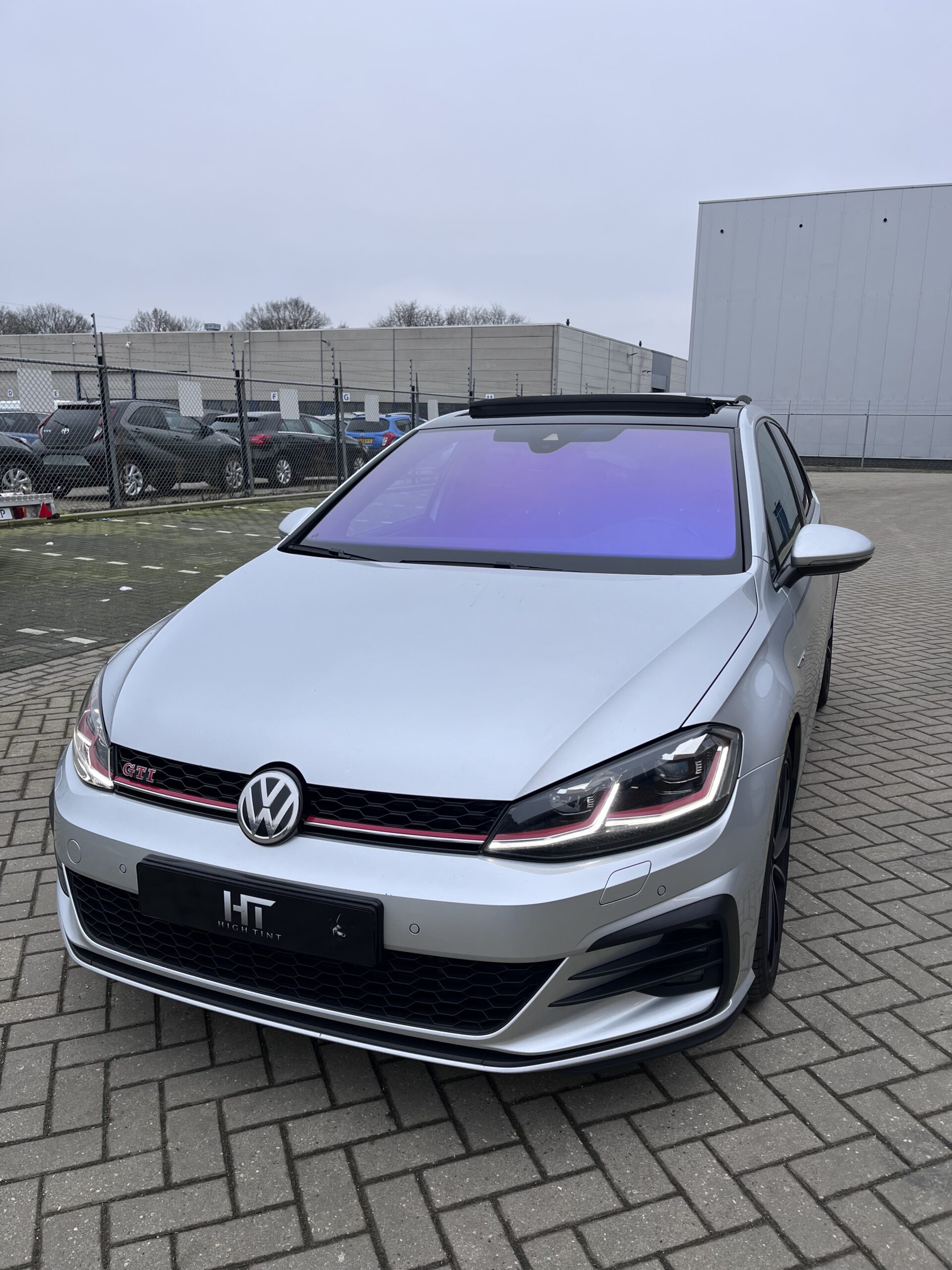 Volkswagen Golf 7 geparkeerd in Tilburg met Chameleon Tint
